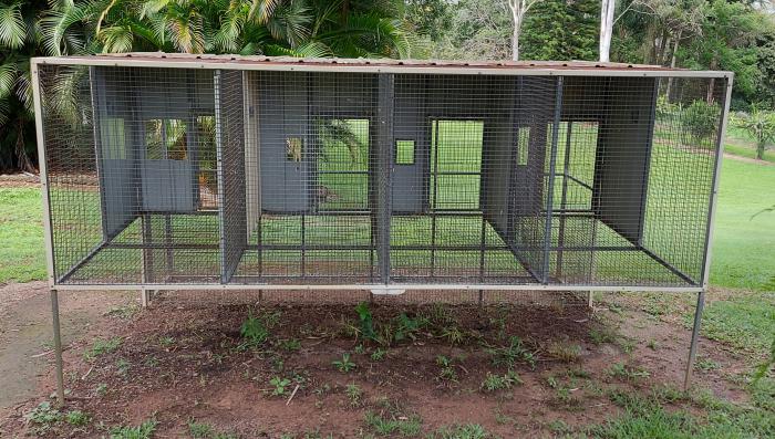 LARGE 4 BAY SUSPENDED AVIARY WITH WALKWAY IN GOOD CONDITION
