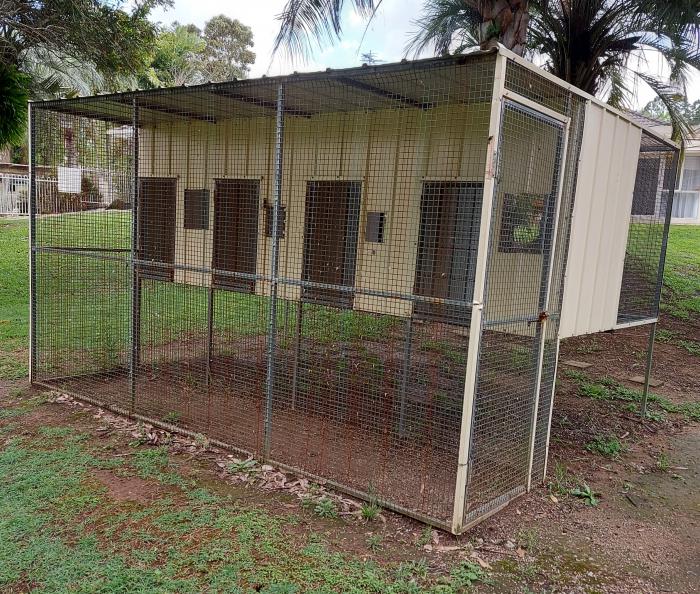 LARGE 4 BAY SUSPENDED AVIARY WITH WALKWAY IN GOOD CONDITION